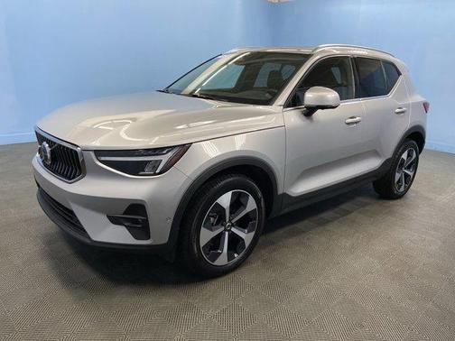 2025 Volvo XC40 B5 Plus Bright Theme