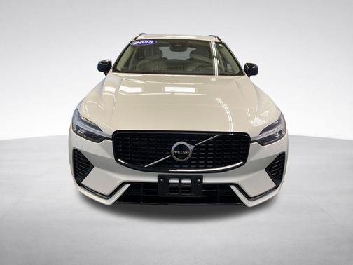 Crystal White Metallic 2025 Volvo XC60 B5 Plus