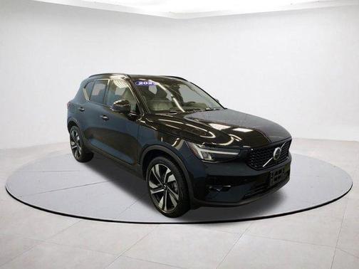 2023 Volvo XC40 B5 Plus Dark Theme