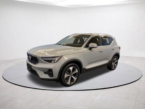 2025 Volvo XC40 B5 Plus Bright Theme