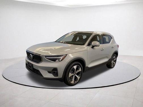 2025 Volvo XC40 B5 Plus Bright Theme
