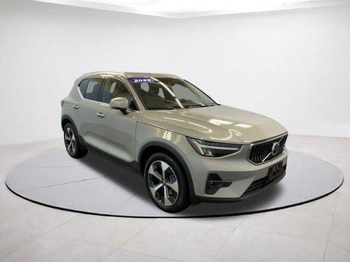 2025 Volvo XC40 B5 Plus Bright Theme