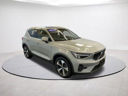 2025 Volvo XC40 B5 Plus Bright Theme