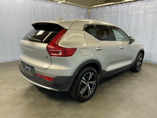 2025 Volvo XC40 B5 Core Bright Theme