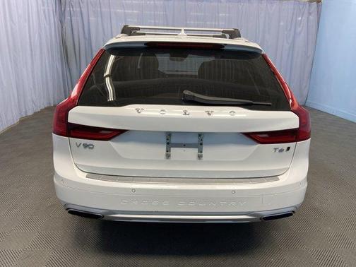 2018 Volvo V90 Cross Country T6