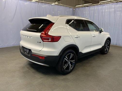 2025 Volvo XC40 B5 Core Bright Theme