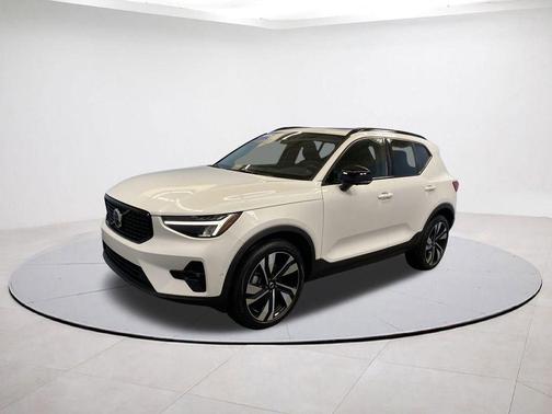 Crystal White 2025 Volvo XC40 B5 Plus Dark Theme