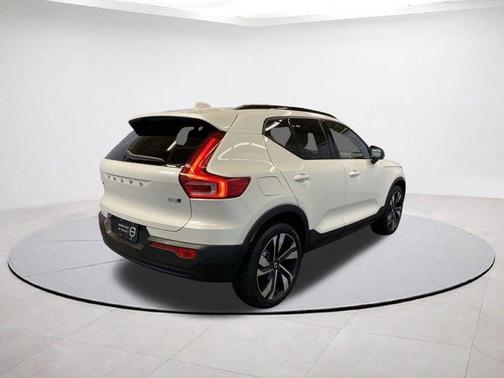 2025 Volvo XC40 B5 Plus Dark Theme