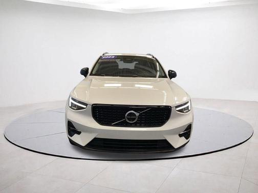 Crystal White 2025 Volvo XC40 B5 Plus Dark Theme
