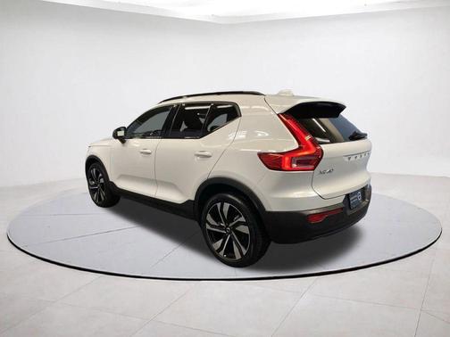 Crystal White 2025 Volvo XC40 B5 Plus Dark Theme