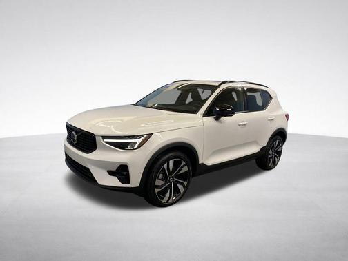 Crystal White 2025 Volvo XC40 B5 Plus Dark Theme
