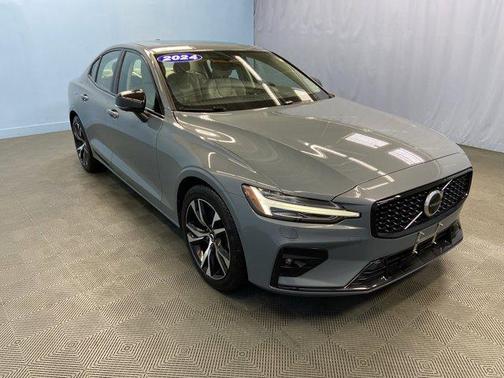 2024 Volvo S60 B5 Plus Dark Theme