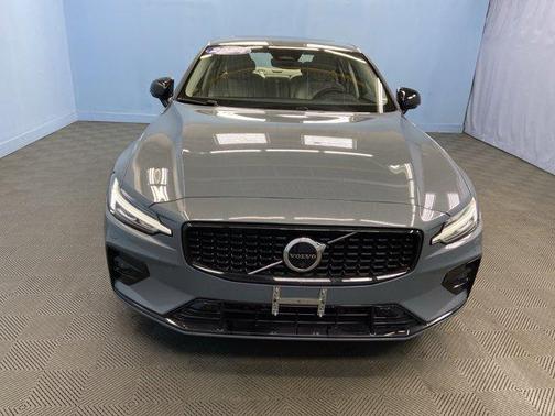 2024 Volvo S60 B5 Plus Dark Theme