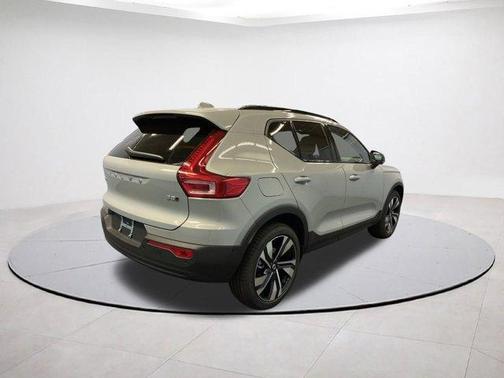2026 Volvo XC40 B5 Ultra