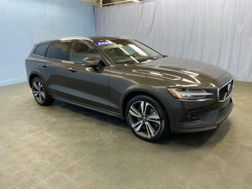 2025 Volvo V60 Cross Country B5 Plus