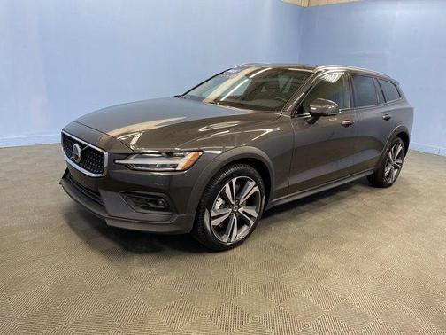 2025 Volvo V60 Cross Country B5 Plus