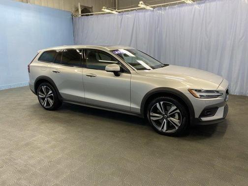 2025 Volvo V60 Cross Country B5 Plus