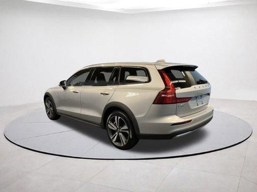 2025 Volvo V60 Cross Country B5 Plus