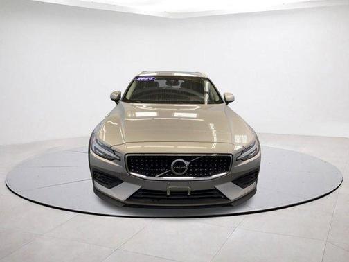 2025 Volvo V60 Cross Country B5 Plus