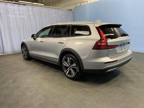 2025 Volvo V60 Cross Country B5 Plus