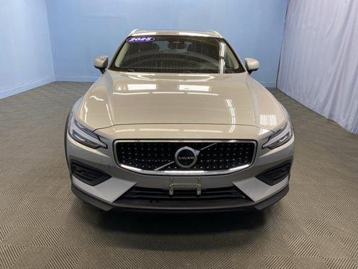 2025 Volvo V60 Cross Country B5 Plus