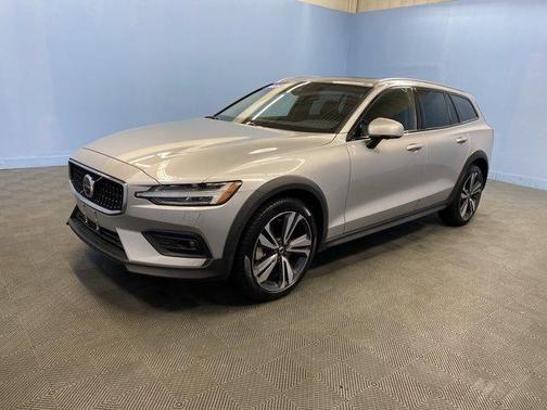 2025 Volvo V60 Cross Country B5 Plus