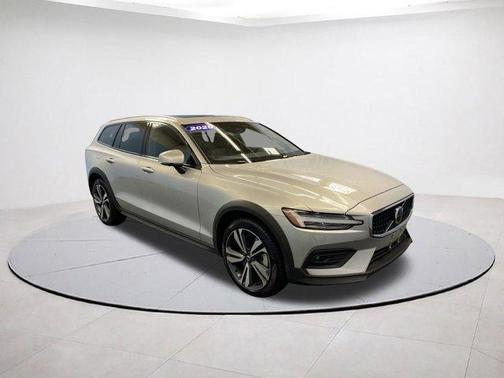 2025 Volvo V60 Cross Country B5 Plus
