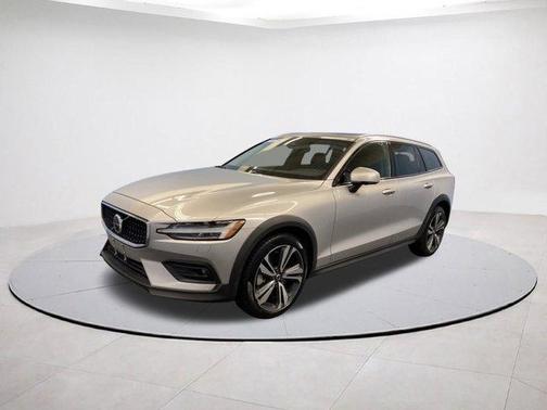 2025 Volvo V60 Cross Country B5 Plus
