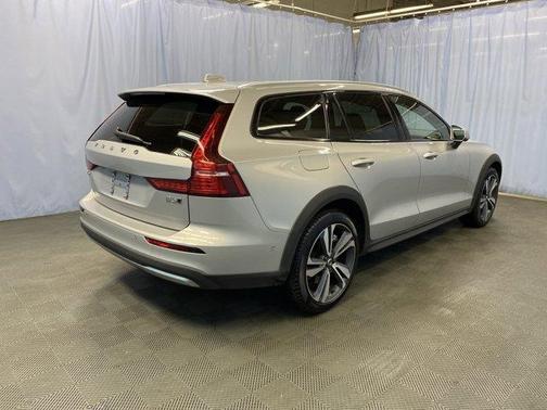 2025 Volvo V60 Cross Country B5 Plus