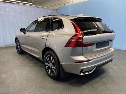2024 Volvo XC60 B5 Core Dark Theme