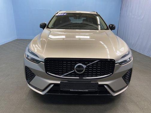 2024 Volvo XC60 B5 Core Dark Theme