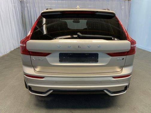 2024 Volvo XC60 B5 Core Dark Theme