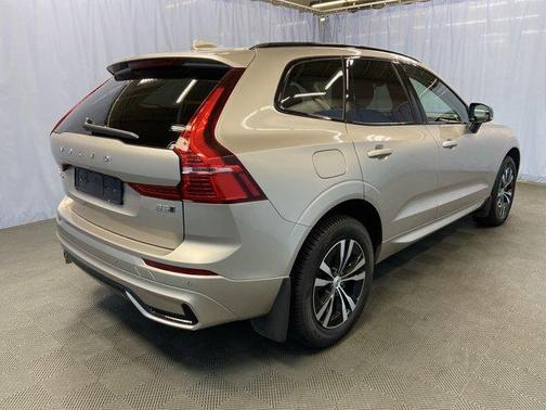 2024 Volvo XC60 B5 Core Dark Theme