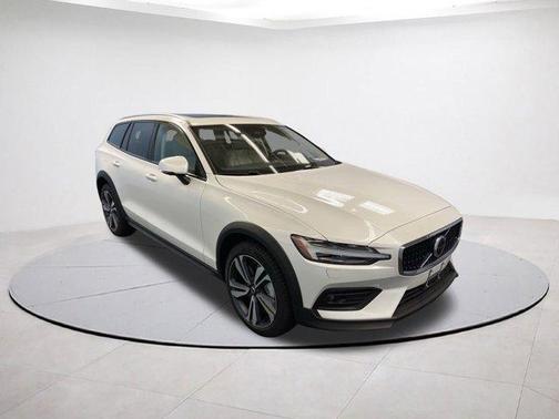 2026 Volvo V60 Cross Country B5 Plus