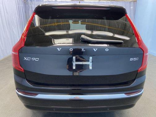 2023 Volvo XC90 B5 Plus