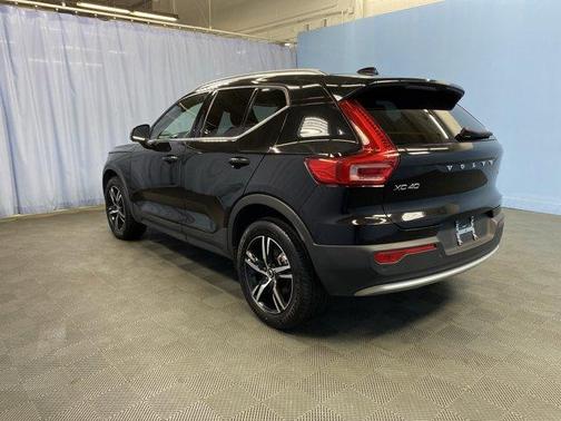 2025 Volvo XC40 B5 Core Bright Theme