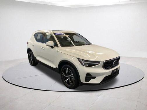 2025 Volvo XC40 B5 Core Bright Theme