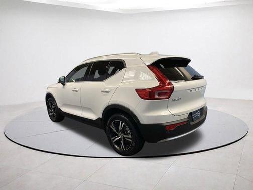 2025 Volvo XC40 B5 Core Bright Theme