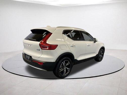 2025 Volvo XC40 B5 Core Bright Theme