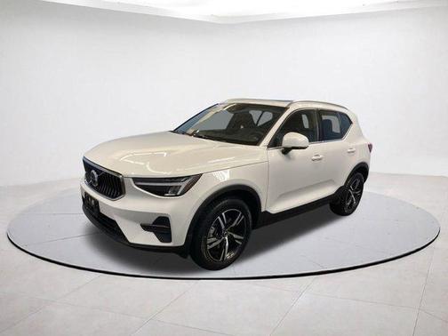 2025 Volvo XC40 B5 Core Bright Theme