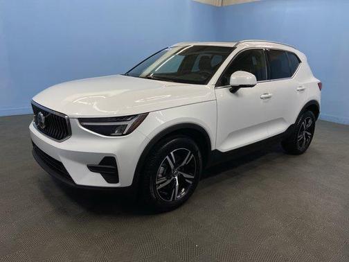 2025 Volvo XC40 B5 Core Bright Theme