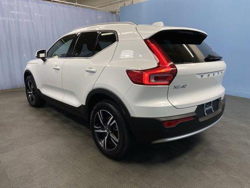 2025 Volvo XC40 B5 Core Bright Theme