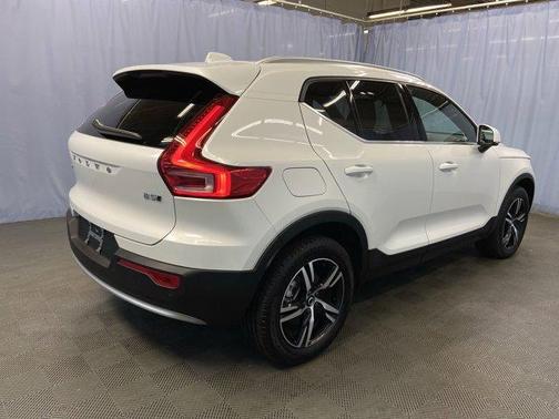 2025 Volvo XC40 B5 Core Bright Theme