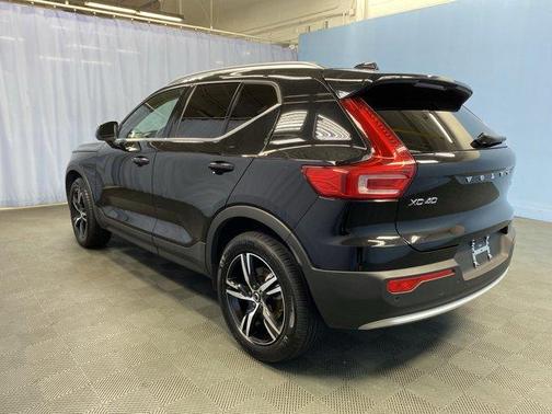 2025 Volvo XC40 B5 Core Bright Theme