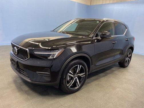 2025 Volvo XC40 B5 Core Bright Theme