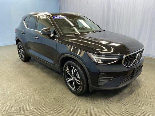 2025 Volvo XC40 B5 Core Bright Theme