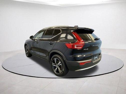 2025 Volvo XC40 B5 Core Bright Theme
