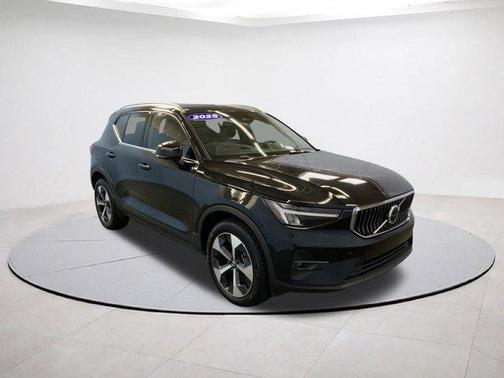 2025 Volvo XC40 B5 Plus Bright Theme