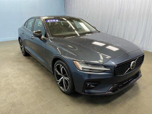 2024 Volvo S60 B5 Core Dark Theme
