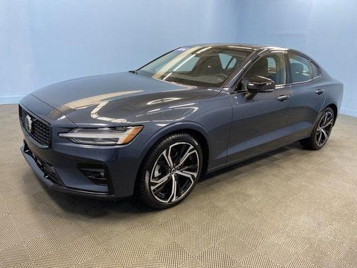 2024 Volvo S60 B5 Core Dark Theme